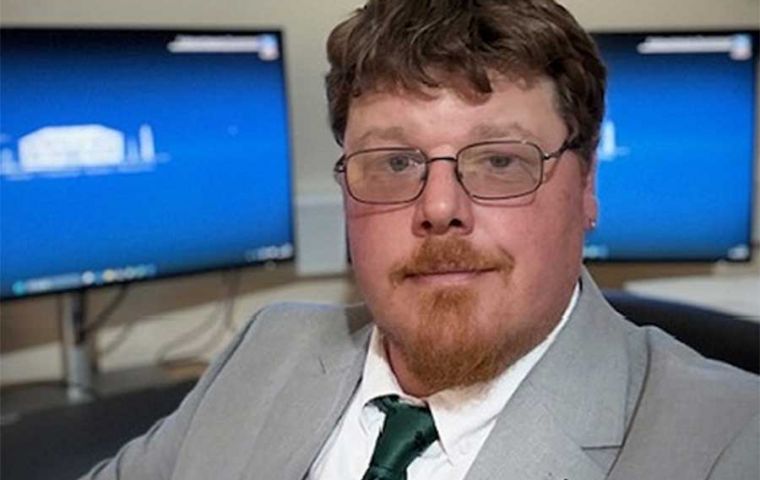 El joven legislador MLA Michael  Goss explica la pausa originada en ciertas actividades de las Islas a causa del debate abierto sobre el potencial de una industria de salmones  