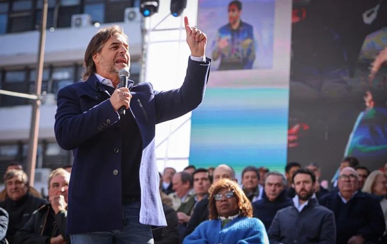Lacalle Pou habl&oacute; durante alrededor de media hora ante m&aacute;s de mil militantes en la Plaza Matriz de Montevideo, tras varios meses de bajo perfil