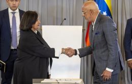 El presidente de la Asamblea Nacional, Jorge Rodr&iacute;guez, y Dinorah Figuera, presidenta de la comisi&oacute;n delegada de la Asamblea electa en 2015
