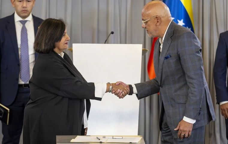 El presidente de la Asamblea Nacional, Jorge Rodr&iacute;guez, y Dinorah Figuera, presidenta de la comisi&oacute;n delegada de la Asamblea electa en 2015