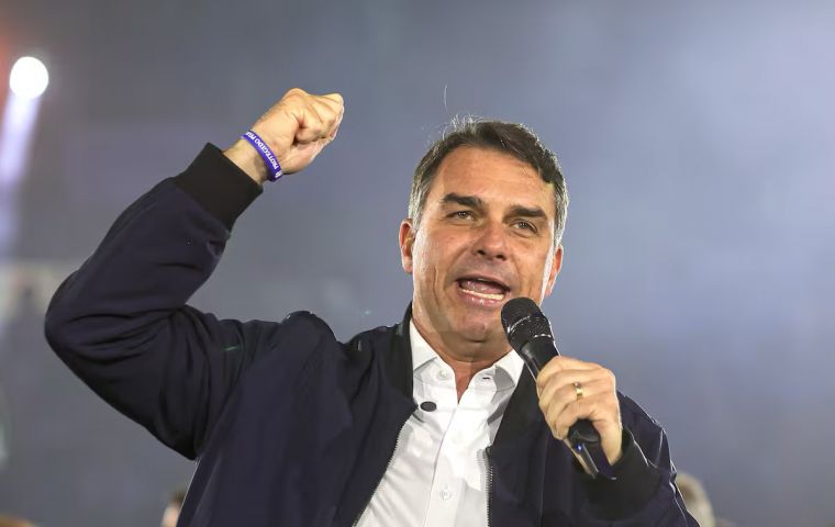 Ustedes vieron que falsificaron mi afiliaci&oacute;n partidaria. El sistema va a intentar de todo para detenerme, pero no lo va a conseguir, porque Dios est&aacute; al mando, afirm&oacute; Fl&aacute;vio Bolsonaro