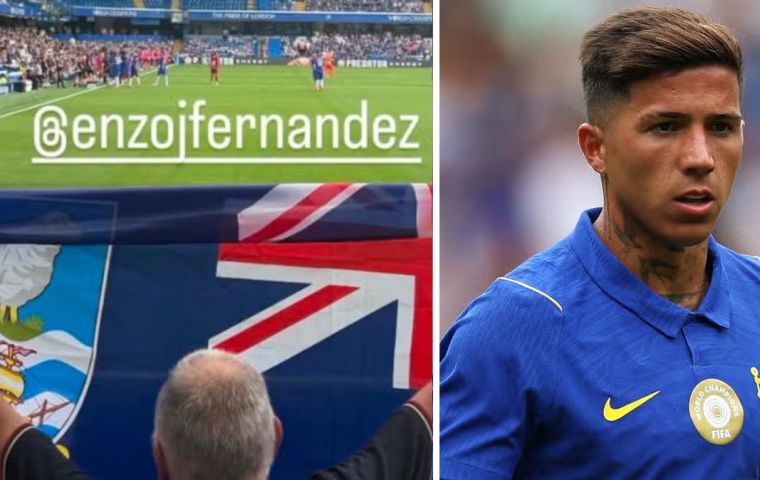 El gesto del aficionado remite a la controversia surgida tras la semifinal del Mundial disputada el 15 de julio en Atlanta, en la que Argentina venci&oacute; a Inglaterra por 2-1
