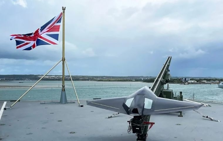 El Ministerio de Defensa brit&aacute;nico respondi&oacute; que el pa&iacute;s permanece hombro con hombro con Ucrania