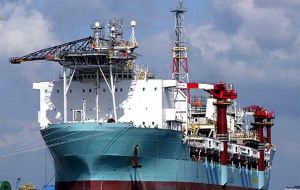 La Aoka Mizu, nave de almacenamiento y producci&oacute;n de crudo para colaborar con la extracci&oacute;n offshore y que aparentemente vendr&aacute; al yacimiento de Sea Lion 
