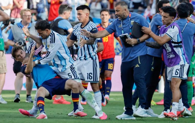 El castigo m&aacute;s severo recay&oacute; en el centrocampista Leandro Paredes, suspendido por diez partidos con la selecci&oacute;n y multado con 90.000 d&oacute;lares por agredir a los espa&ntilde;oles Eric Garc&iacute;a y Gavi
