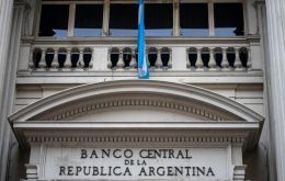 El proyecto proh&iacute;be, adem&aacute;s, la compra de t&iacute;tulos p&uacute;blicos nacionales, provinciales o municipales en el mercado primario, mecanismo por el cual el banco central financi&oacute; hist&oacute;ricamente al Tesoro