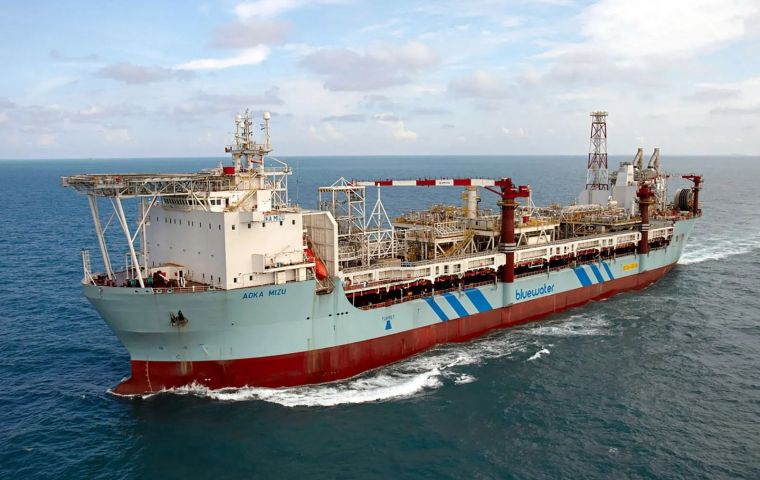 La plataforma petrolera de Navitas Petroleum, Aoka Mizu para la extracci&oacute;n petrolera offshore Sea Lion, aguas al norte de las Islas Falklands