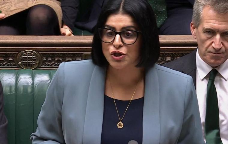 La ministra del Interior, Shabana Mahmood, afirm&oacute;: El fraude es una plaga para nuestra sociedad, que arruina vidas y les cuesta a las v&iacute;ctimas miles de millones de libras cada a&ntilde;o.