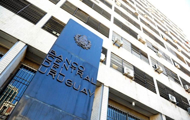 Los bancos deber&aacute;n advertir a sus clientes del riesgo cambiario asociado a las cuentas en d&oacute;lares