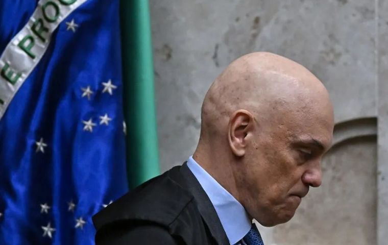 El informe contiene &uacute;nicamente lo que remiti&oacute; el banquero. Los peritos recuperaron 52 archivos guardados de forma autom&aacute;tica por su tel&eacute;fono, pero no las respuestas del magistrado