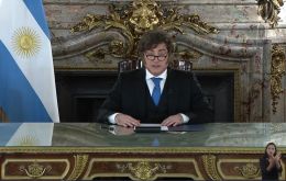 Milei dijo que firmar&iacute;a un decreto para dotar de mayor celeridad a los procedimientos sancionatorios contra quienes participen en la extracci&oacute;n de petr&oacute;leo en territorio argentino bajo ocupaci&oacute;n
