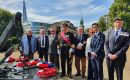 Hyslop junto a Lord West of Spithead (centro) y Chris Locke (derecha), exoficial en jefe y oficial de la Marina de la Flota Auxiliar Real (RFA), junto a otros asistentes del D&iacute;a de la Armada