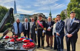 Hyslop junto a Lord West of Spithead (centro) y Chris Locke (derecha), exoficial en jefe y oficial de la Marina de la Flota Auxiliar Real (RFA), junto a otros asistentes del D&iacute;a de la Armada
