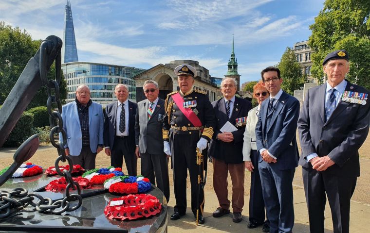 Hyslop junto a Lord West of Spithead (centro) y Chris Locke (derecha), exoficial en jefe y oficial de la Marina de la Flota Auxiliar Real (RFA), junto a otros asistentes del D&iacute;a de la Armada