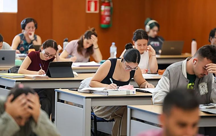 Los promedios de la OCDE se ubicaron en 461 puntos en lectura, 463 en matem&aacute;tica y 482 en ciencias, los registros m&aacute;s bajos desde que se aplica la prueba