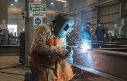 En la comparaci&oacute;n interanual, el &Iacute;ndice de Producci&oacute;n Industrial manufacturero descendi&oacute; 4,9% frente a julio de 2025, mientras que la serie tendencia-ciclo baj&oacute; 0,9% mensual