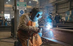 En la comparaci&oacute;n interanual, el &Iacute;ndice de Producci&oacute;n Industrial manufacturero descendi&oacute; 4,9% frente a julio de 2025, mientras que la serie tendencia-ciclo baj&oacute; 0,9% mensual