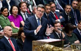 Siempre respetaremos los derechos de los isle&ntilde;os a elegir ser brit&aacute;nicos, dijo Burnham durante la sesi&oacute;n semanal de preguntas al primer ministro