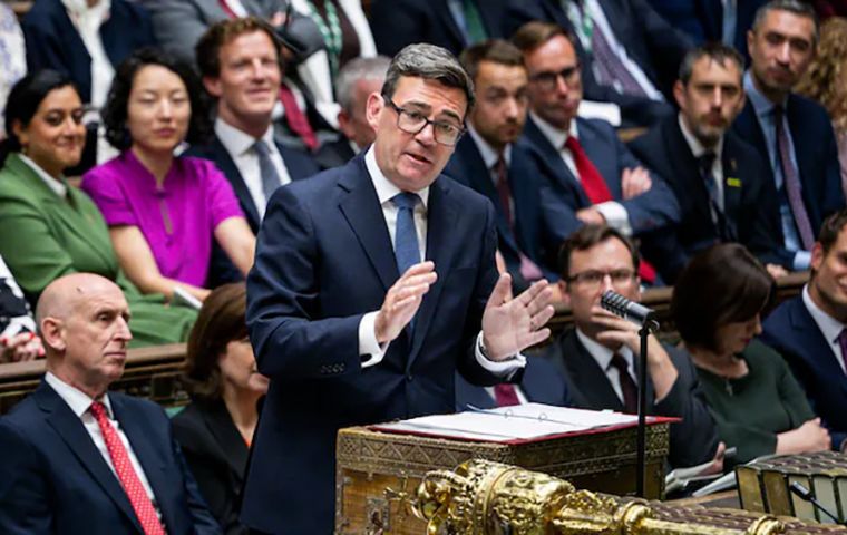 Siempre respetaremos los derechos de los isle&ntilde;os a elegir ser brit&aacute;nicos, dijo Burnham durante la sesi&oacute;n semanal de preguntas al primer ministro