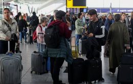 La interrupci&oacute;n afect&oacute; a alrededor de quince aeropuertos, con mayor incidencia en Heathrow, Gatwick, M&aacute;nchester y Birmingham, y alcanz&oacute; tambi&eacute;n a Stansted, Luton, London City y Edimburgo