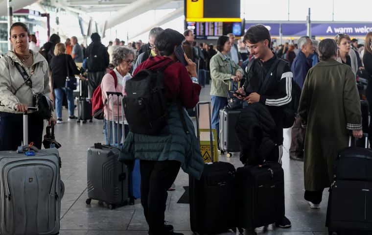 La interrupci&oacute;n afect&oacute; a alrededor de quince aeropuertos, con mayor incidencia en Heathrow, Gatwick, M&aacute;nchester y Birmingham, y alcanz&oacute; tambi&eacute;n a Stansted, Luton, London City y Edimburgo