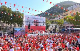 Una multitud se congrega en Casemates Square durante el acto del National Day de Gibraltar, que conmemora 59 años del referéndum de soberanía de 1967. Foto: Jim Watt