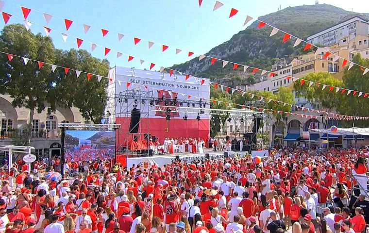 Una multitud se congrega en Casemates Square durante el acto del National Day de Gibraltar, que conmemora 59 a&ntilde;os del refer&eacute;ndum de soberan&iacute;a de 1967. Foto: Jim Watt