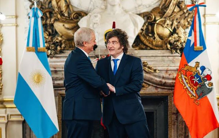 Un 62% se mostr&oacute; en desacuerdo con que Kast reafirmara el apoyo de Chile a los derechos de soberan&iacute;a argentinos sobre las Islas, mientras que un 22% estuvo de acuerdo y un 16% no respondi&oacute;