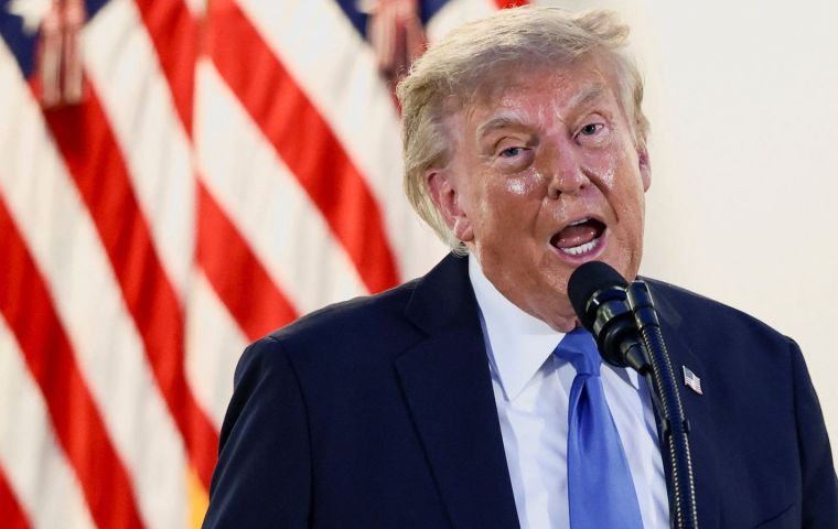  Trump dijo que no sabe si desde Gran Breta&ntilde;a estar&iacute;an dispuestos a viajar tan lejos, que se trata de semanas en barco y que el Reino Unido tiene un peque&ntilde;o problema con la inmigraci&oacute;n