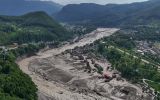 La crecida repentina arras&oacute; el 26 de agosto la regi&oacute;n septentrional del pa&iacute;s y destruy&oacute; viviendas, carreteras y puentes, dejando comunidades enteras incomunicadas