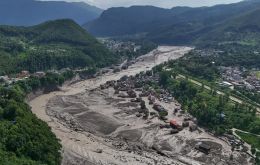 La crecida repentina arras&oacute; el 26 de agosto la regi&oacute;n septentrional del pa&iacute;s y destruy&oacute; viviendas, carreteras y puentes, dejando comunidades enteras incomunicadas