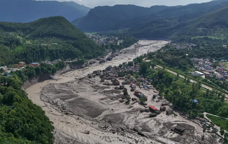 La crecida repentina arras&oacute; el 26 de agosto la regi&oacute;n septentrional del pa&iacute;s y destruy&oacute; viviendas, carreteras y puentes, dejando comunidades enteras incomunicadas