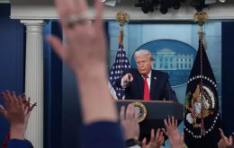 Estoy orgulloso de anunciar que, con efecto inmediato, prohíbo a Fake News CNN, MSNOW y Politico la entrada a la Casa Blanca como resultado de su constante 'cobertura' de NOTICIAS FALSAS, escribió