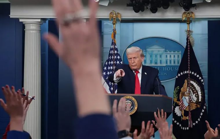 Estoy orgulloso de anunciar que, con efecto inmediato, proh&iacute;bo a Fake News CNN, MSNOW y Politico la entrada a la Casa Blanca como resultado de su constante 'cobertura' de NOTICIAS FALSAS, escribi&oacute;