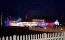 Una noche a puro Chile, la residencia oficial iluminada con los colores de la bandera chilena