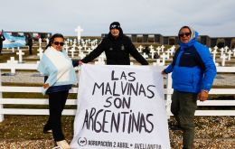La delegaci&oacute;n permaneci&oacute; una semana en las islas y recorri&oacute; Stanley, el cementerio de Darwin y distintos escenarios de los combates de 1982