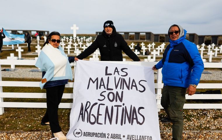 La delegaci&oacute;n permaneci&oacute; una semana en las islas y recorri&oacute; Stanley, el cementerio de Darwin y distintos escenarios de los combates de 1982