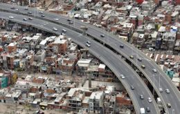 En Argentina la pobreza se mide por ingresos: se compara el costo de una canasta básica total con los recursos disponibles en cada hogar, de modo que el indicador resulta sensible a la inflación