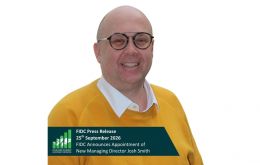 Seg&uacute;n la FIDC, Smith ha desarrollado una carrera internacional de dos d&eacute;cadas, con cargos de direcci&oacute;n en el servicio civil brit&aacute;nico y trabajo previo en Canad&aacute;, Taiw&aacute;n y Arabia Saud&iacute;