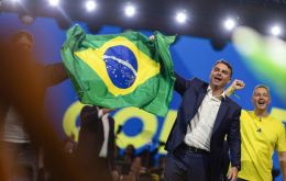 Fl&aacute;vio Bolsonaro ha declarado que, de ganar, sus prioridades ser&aacute;n amnistiar a su padre y sumar a Brasil a la alianza de seguridad que impulsa Trump en la regi&oacute;n