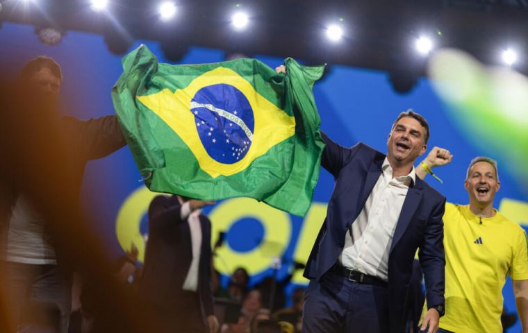 Fl&aacute;vio Bolsonaro ha declarado que, de ganar, sus prioridades ser&aacute;n amnistiar a su padre y sumar a Brasil a la alianza de seguridad que impulsa Trump en la regi&oacute;n
