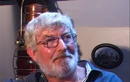 Recibió la Medalla Polar en 1983 y fue nombrado miembro de la Orden del Imperio Británico en 1998
