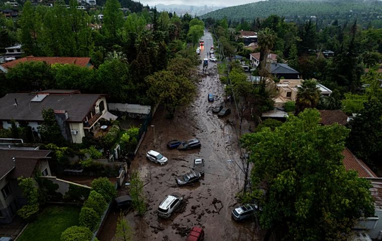 La alcaldesa de Las Condes, Catalina San Mart&iacute;n, cifr&oacute; en cerca de 2.000 las viviendas con alg&uacute;n da&ntilde;o, 55 de ellas con problemas graves de habitabilidad