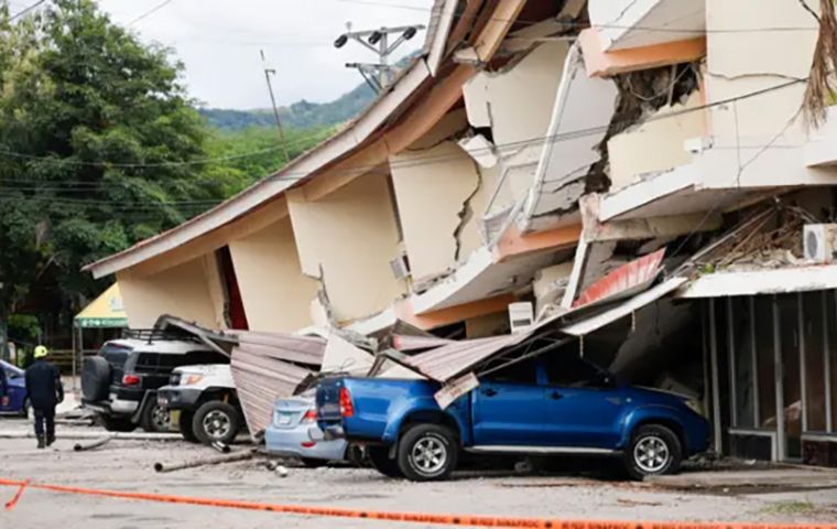 El epicentro se situ&oacute; a unos 14 kil&oacute;metros al suroeste de Pitaloza Arriba, una zona poco poblada cerca de la costa del Pac&iacute;fico, a unos 240 kil&oacute;metros de la capital, y a poca profundidad
