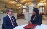La ministra Uma Kumaran y el diputado Jack Ford mantienen una conversaci&oacute;n tras la intervenci&oacute;n de ella en el Parlamento.