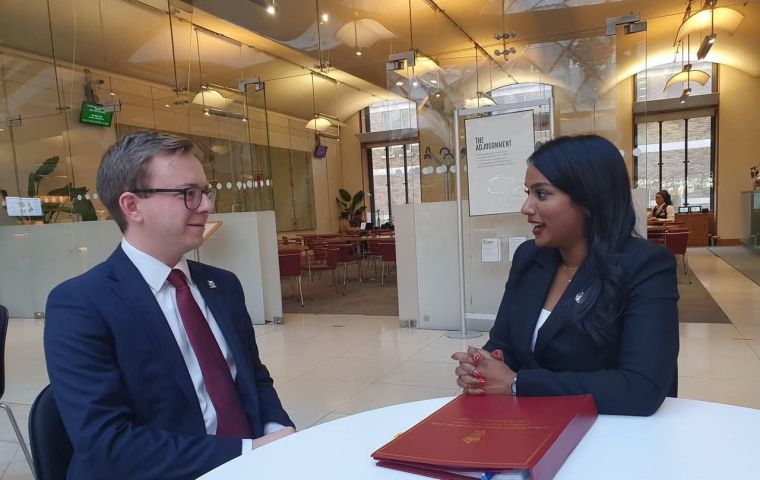 La ministra Uma Kumaran y el diputado Jack Ford mantienen una conversaci&oacute;n tras la intervenci&oacute;n de ella en el Parlamento.