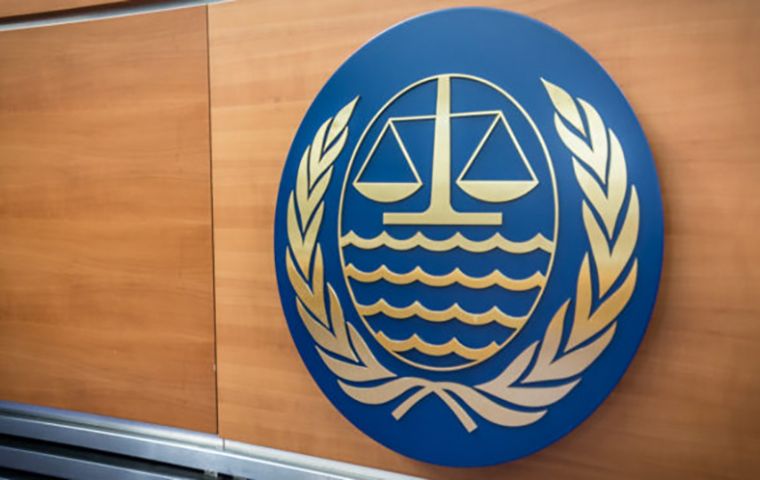 Las medidas se piden mientras se constituye el tribunal arbitral previsto en el Anexo VII de la Convenci&oacute;n, cuyo procedimiento Argentina inici&oacute; con una notificaci&oacute;n al Reino Unido el 28 de septiembre