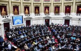 El proyecto, enviado al Congreso en septiembre, tiene 133 artículos. Los primeros 40 derogan la ley de 2011 que sanciona la exploración de hidrocarburos no autorizada por Argentina