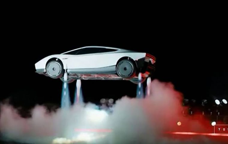 En la exhibici&oacute;n, celebrada en el centro de ensayos de SpaceX en McGregor, el prototipo ascendi&oacute; por una rampa, qued&oacute; boca abajo, se separ&oacute; de ella y complet&oacute; una rotaci&oacute;n antes de tocar el suelo