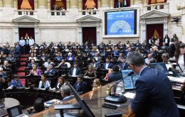 Según Clarín, Washington planteó dos alternativas: congelar el proyecto, su opción preferida, o modificarlo para que las empresas estadounidenses queden excluidas